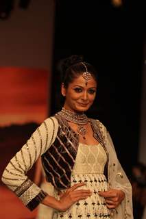 Gitanjali Gems show on Day 4 of IIJW 2012