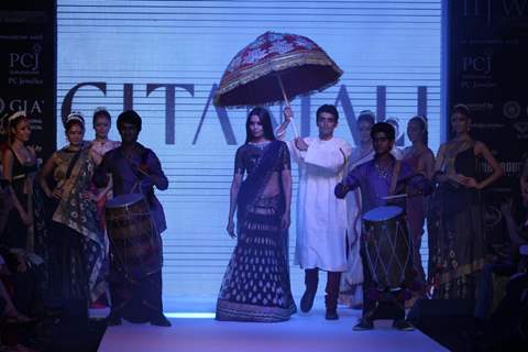 Bipasha Basu as showstopper at Gitanjali Gems show on Day 4 of IIJW 2012