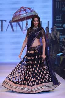 Bipasha Basu as showstopper at Gitanjali Gems show on Day 4 of IIJW 2012