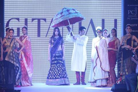 Bipasha Basu as showstopper at Gitanjali Gems show on Day 4 of IIJW 2012