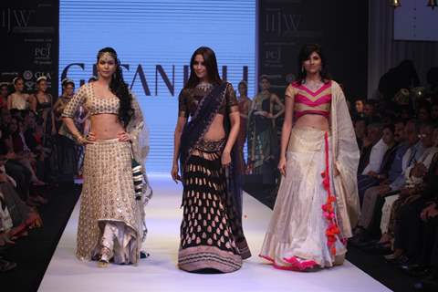 Ankita Shorey, Bipasha Basu as showstopper at Gitanjali Gems show on Day 4 of IIJW 2012