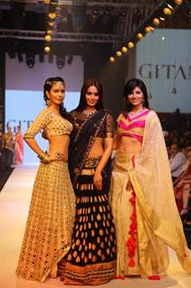 Ankita Shorey, Bipasha Basu as showstopper at Gitanjali Gems show on Day 4 of IIJW 2012