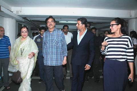 Poonam Sinha, Shatrughan Sinha, Sonakshi Sinha And Akshay Kumar Catch 'Kishan vs Kanhaiya