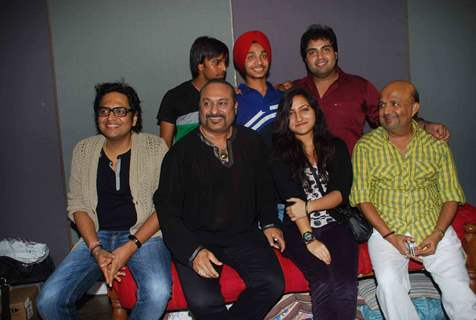 Bollywood Music Director Shamir Tandon, singer Leslie Lewis and Samir with Indian idol finalist Vipul Mehta, Poorvi Kaoutish, Devendra Pal Singh and Amit Kumar poses during the song Recording 'Indian Idol The Fabulous Four' in Mumbai on Friday, ...