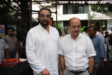 Kabir Bedi and Anupam Kher at Prayer Meet of AK Hangal