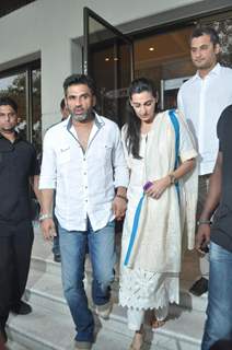 Sunil Shetty & Mana Shetty at Prayer meet of late former CM of Maharashtra Vilasrao Deshmukh at NCPA