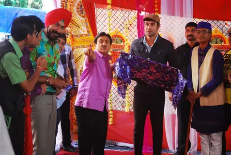 Dilip Joshi & others with Ranbir Kapoor on location of Taarak Mehta Ka Ooltah Chashmah