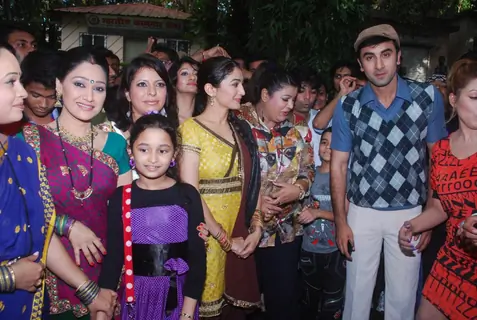 Ranbir Kapoor with ladies of Gukuldham Society on location of Taarak Mehta Ka Ooltah Chashmah