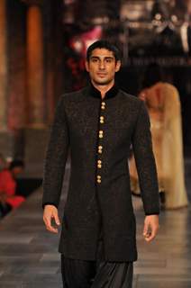 Prateik Babbar at Mijjwan Sonnets in Fabric Fashion Show