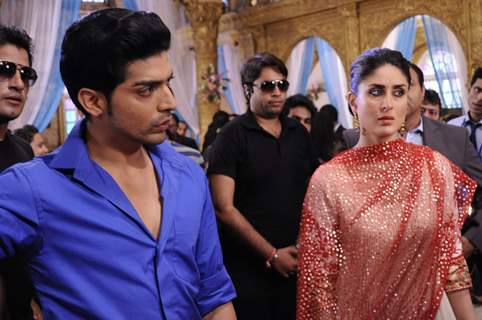 Gurmeet Choudhary with Kareena Kapoor on sets of Punar Vivah