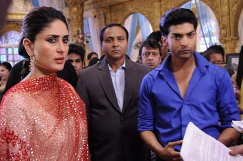 Gurmeet Choudhary with Kareena Kapoor on sets of Punar Vivah