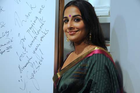 Vidya Balan at Painting Exhibiton at Colaba