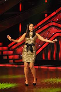 Kareena Kapoor promoting film Heroine on The Sets of Dance India Dance