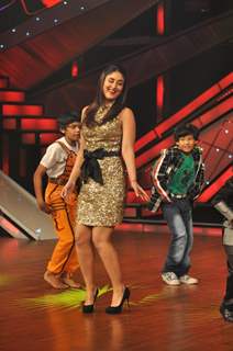 Kareena Kapoor promoting film Heroine on The Sets of Dance India Dance
