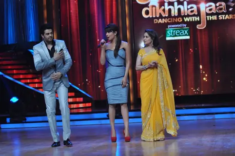 Manish, Priyanka Chopra & Madhuri Dixit at Film Promotion Barfi on Set of Jhalak Dikhhla Jaa