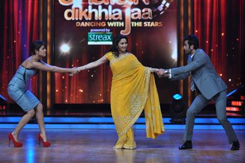 Priyanka Chopra, Madhuri Dixit & Ranbir Kapoor at Film Promotion Barfi on Set of Jhalak Dikhhla Jaa