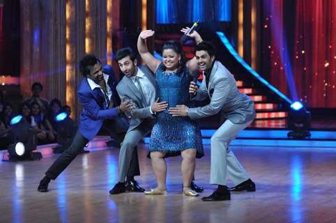 Remo, Ranbir Kapoor, Bharti, Manish at Film Promotion Barfi on Set of Jhalak Dikhhla Jaa