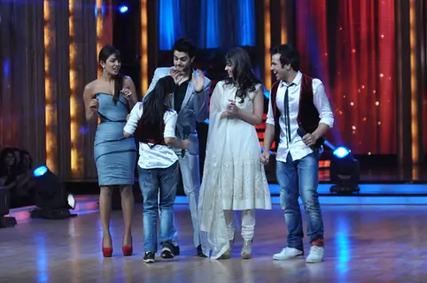 Priyanka Chopra, Manish Paul, Ileana D'Cruz at Film Promotion Barfi on Set of Jhalak Dikhhla Jaa