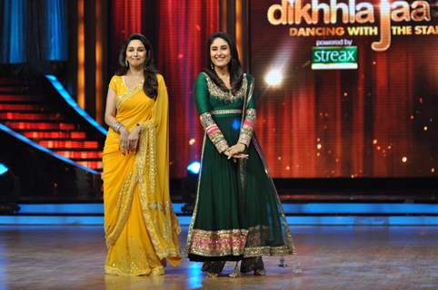 Madhuri Dixit and Kareena Kapoor at Film Promotion Heroine on Set Jhalak Dikhhala Jaa