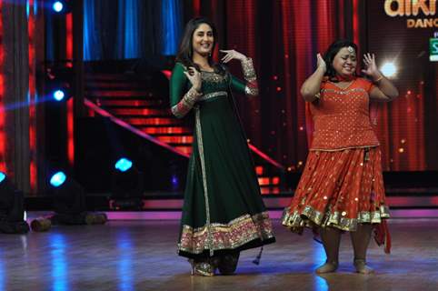 Kareena Kapoor and Bharti at Film Promotion Heroine on Set Jhalak Dikhhala Jaa