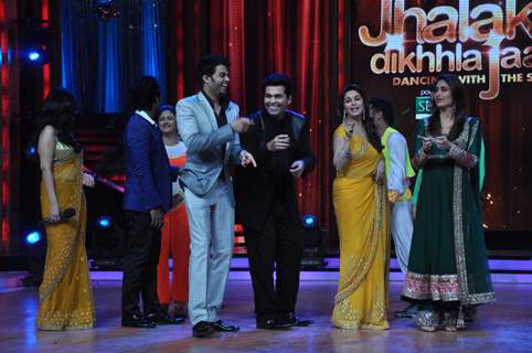 Manish, Karan Johar, Madhuri, Kareena Kapoor at Film Promotion Heroine on Jhalak Dikhhala Jaa