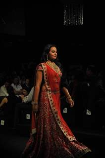 Sonakshi Sinha walk the ramp at Aamby Valley