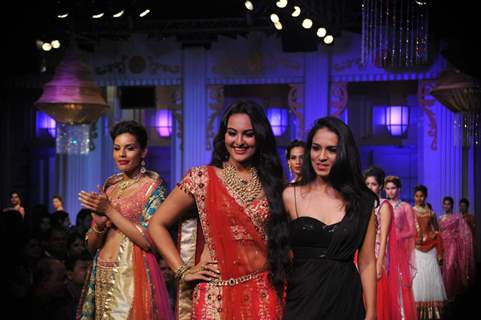 Sonakshi Sinha with Jyotsna Tiwari at her bridal collection at Aamby Valley Fashion Week 2012