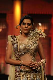 Models walks the ramp for Anjalee and Arjun Kapoor at Bridal Fashion Week