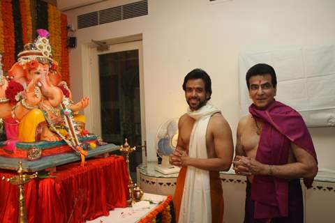 Tusshar Kapoor and Jeetendra at Ganesh Chaturthi Festival