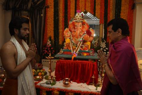 Tusshar Kapoor and Jeetendra at Ganesh Chaturthi Festival