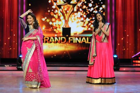 Madhuri Dixit and Sridevi dances on the sets of Jhalak Dikhhla Jaa during the promotion of film English Vinglish