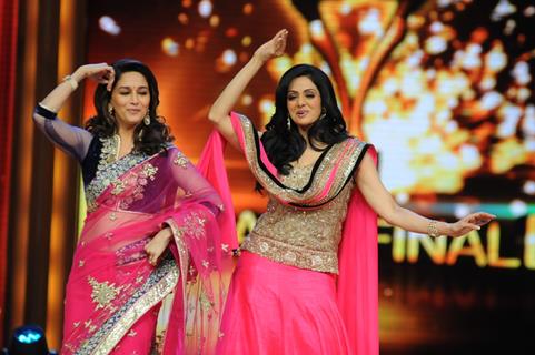 Madhuri Dixit and Sridevi dances on the sets of Jhalak Dikhhla Jaa during the promotion of film English Vinglish