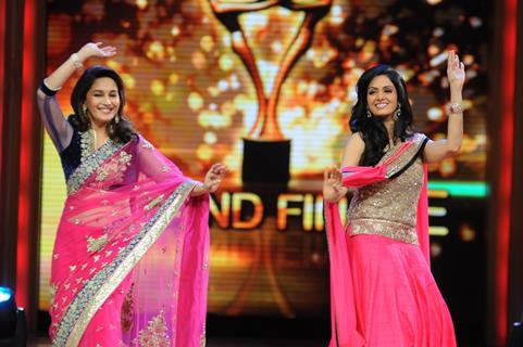 Madhuri Dixit and Sridevi dances on the sets of Jhalak Dikhhla Jaa during the promotion of film English Vinglish