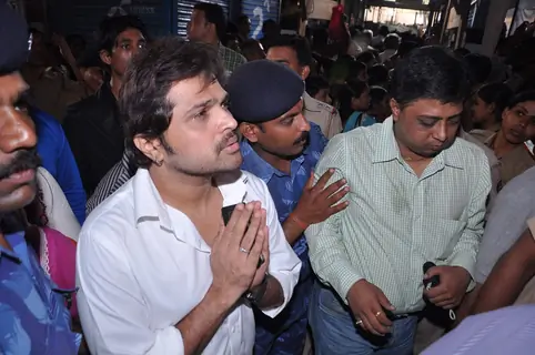 Himesh Reshammiya with Sur Kshetra team at Ganesh Mandal in Lowe Parel, Mumbai.
