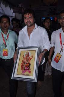 Himesh Reshammiya with Sur Kshetra team at Ganesh Mandal in Lowe Parel, Mumbai.