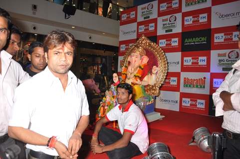 Rajpal Yadhav Conducts The Maha Aarti at the 92.7 BIG Green Ganesha Pandal