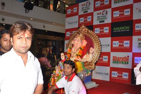 Rajpal Yadhav Conducts The Maha Aarti at the 92.7 BIG Green Ganesha Pandal