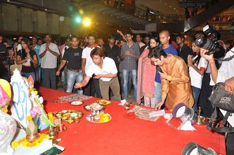 Rajpal Yadhav Conducts The Maha Aarti at the 92.7 BIG Green Ganesha Pandal