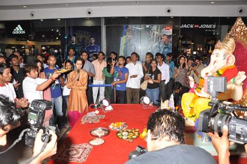 Rajpal Yadhav Conducts The Maha Aarti at the 92.7 BIG Green Ganesha Pandal