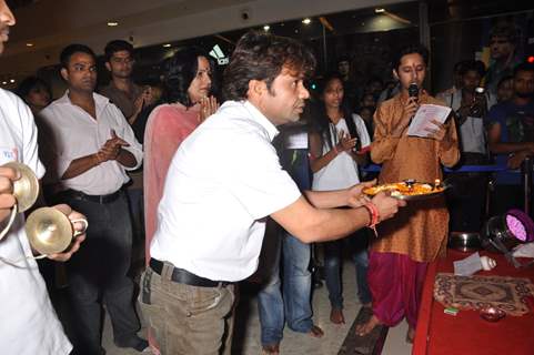 Rajpal Yadhav Conducts The Maha Aarti at the 92.7 BIG Green Ganesha Pandal