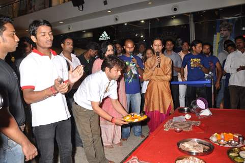 Rajpal Yadhav Conducts The Maha Aarti at the 92.7 BIG Green Ganesha Pandal