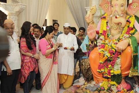 Shilpa Shetty With Parents At Andheri Ka Raja