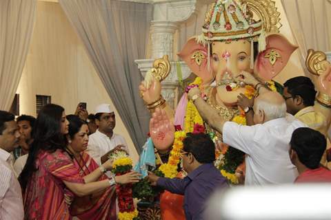 Shilpa Shetty With Parents At Andheri Ka Raja