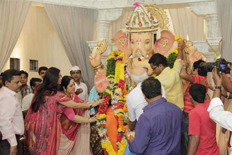 Shilpa Shetty With Parents At Andheri Ka Raja