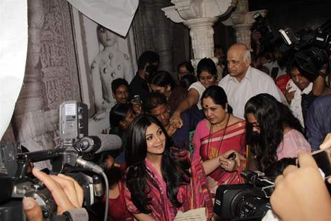 Shilpa Shetty With Parents At Andheri Ka Raja