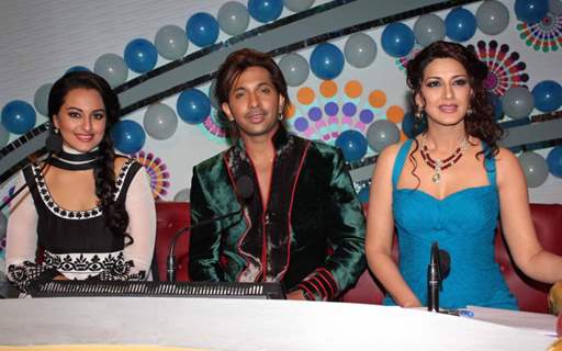 Bollywood celebrities Sonakshi Sinha with Sonali Bendre and Terence Lewis on the sets of Hindustan Ke Hunarbaaz in Mumbai.