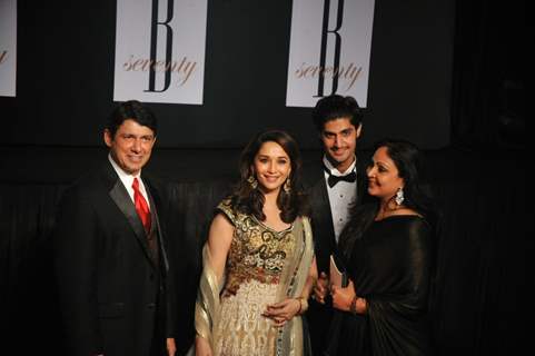 Sriram Nene, Madhuri Dixit, Rati Agnihotri, Tanuj Virwani at Amitabh Bachchan's 70th Birthday Party