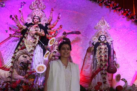 Kajol visits North Bombay's Sarbojanin Durga Puja