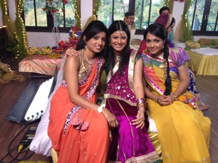 Alefia with the cast of PKDHMMPP