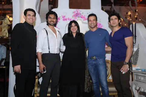 Art in forms other than on canvas has a new destination. Bioscopewalli   The Visual Art delight by Vanita Omung Kumar opened its doors today at a colorful ceremony by Shahrukh Khan  at Fun Republic, Andheri in Mumbai on Nov. 1, 2012. (Photo: ...
